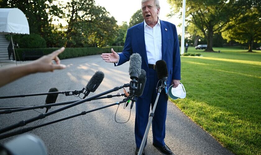 「三方一両損」トランプ裁きの三文芝居!